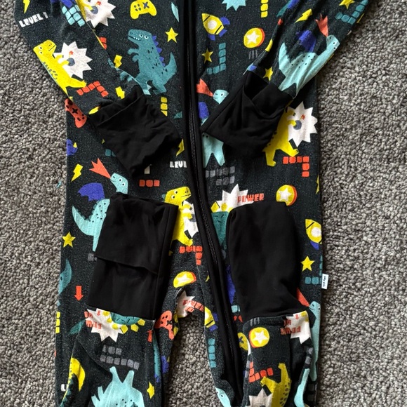 Bundle of Little Sleepies Zippys 6-12 - Picture 10 of 12